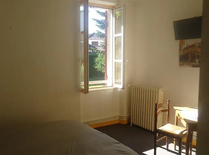 Отель Logis Du Champ De Foire Saint-Aulaye-Puymangou